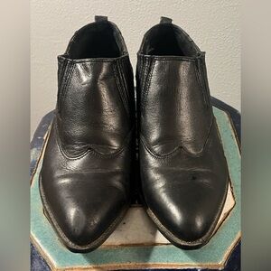 Zodiac Black Leather Dress Booties
Contained 90s
Size 9 (runs small)